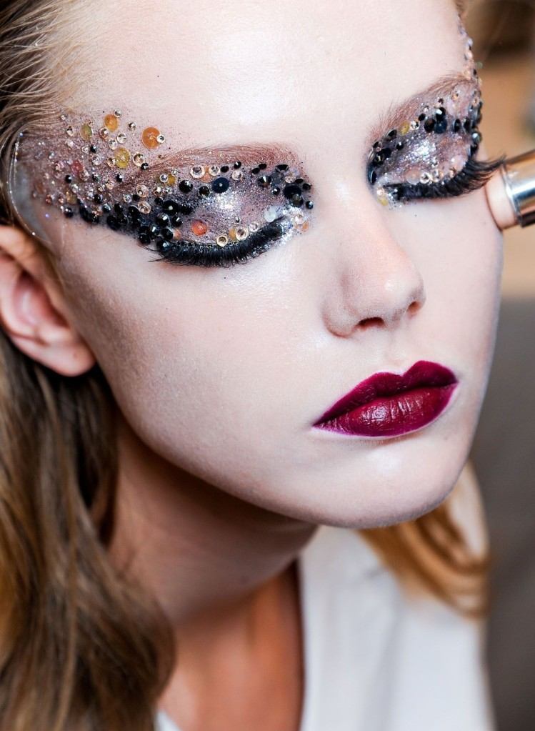 make-up-trends-2016-schminktipps-glitzer-pailetten-silber-schwarz-Christian-Dior