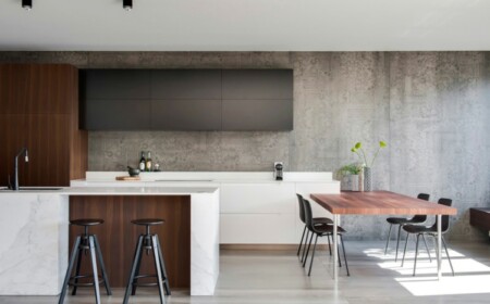 marmor kueche beton wand holzschraenke grau eingebaut esstisch modern