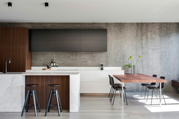 marmor kueche beton wand holzschraenke grau eingebaut esstisch modern