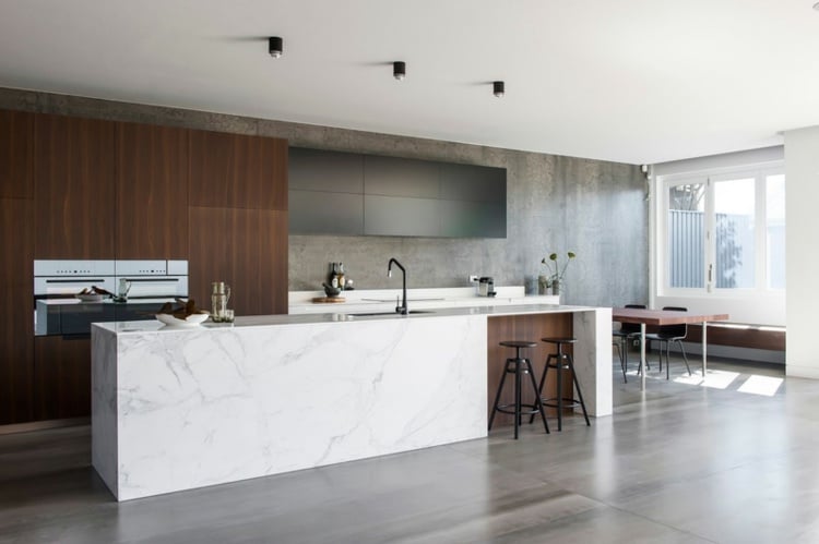 marmor küche mit beton wand kuecheninsel weiss dunkel holz