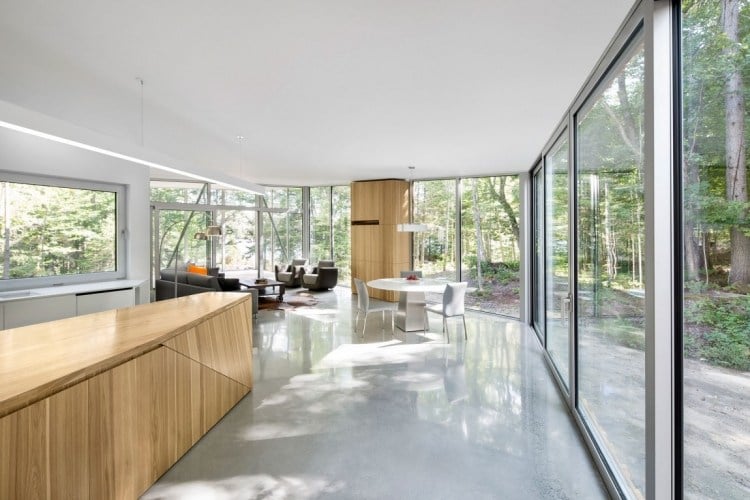 minimalistisch-wohnen-modern-reduziert-wohnbereich-glaswand-natur-umgebung