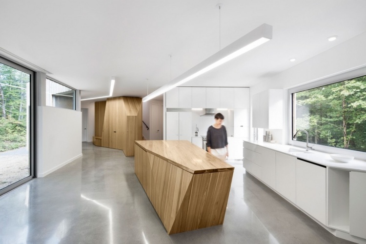 minimalistisch-wohnen-moderne-kueche-beton-boden-holz-kuecheninsel-reduziert