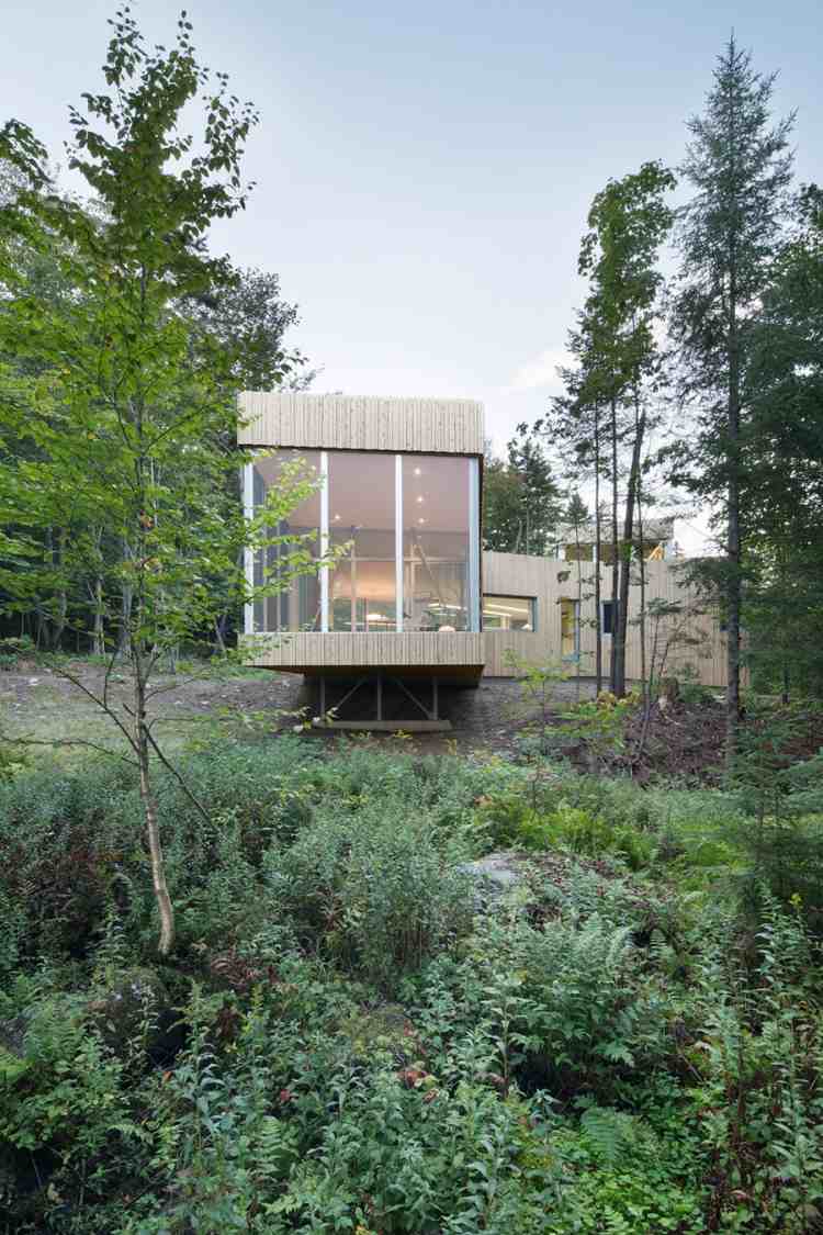 Minimalistisch Wohnen -natur-modernes-haus-architektur-wald-panoramafenster-holz