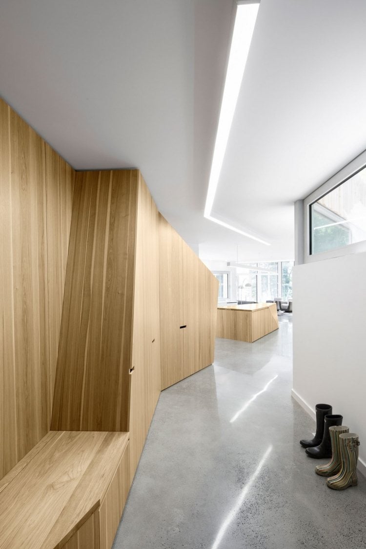 minimalistisch-wohnen-natur-modernes-haus-flur-wandverkleidung-holz-beton