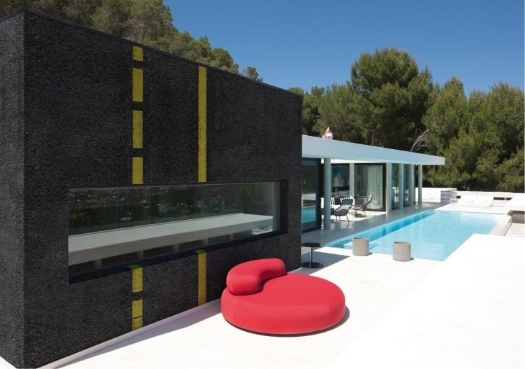 moderne-fassadengestaltung-outdoor-dekoration-schwarz-anthrazit-gelb-linie-asphalt-haus-pool