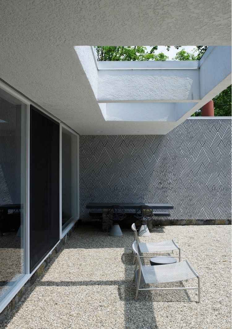 moderne-fassadengestaltung-outdoor-dekoration-struktur-schwarz-weiss-raster-haus-kies
