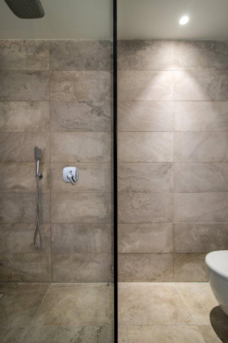 moderne-stadtwohnung-badezimmer-dusche-minimalistisch-monochrom-grau