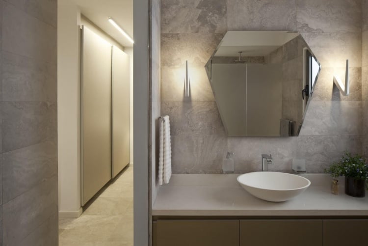 moderne-stadtwohnung-badezimmer-spiegel-diamant-form-naturstein-optik
