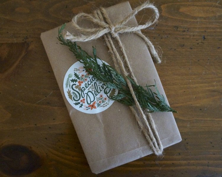 originelle-geschenkverpackung-basteln-weihnachten-anleitung-braunpapier-jute-schnur-immegruene-zweige