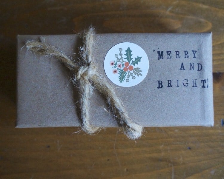 originelle-geschenkverpackung-basteln-weihnachten-anleitung-braunpapier-jute-schnur-sticker-stempel
