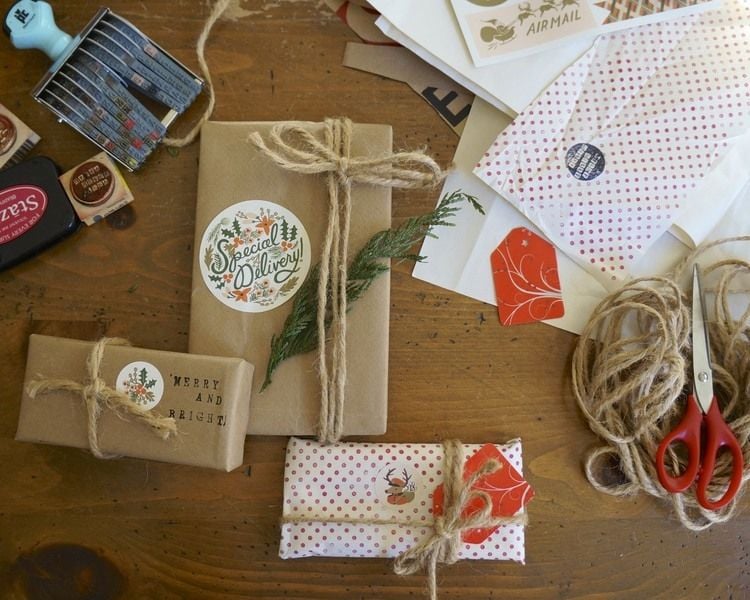 originelle Geschenkverpackung basteln-weihnachten-anleitung-einfach-braunpapier-weiss-rot