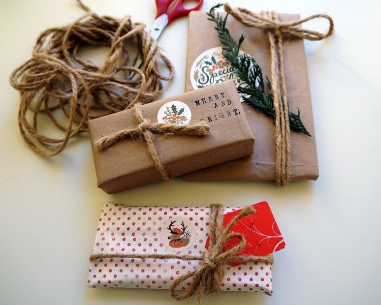 originelle-geschenkverpackung-basteln-weihnachten-anleitung-jute-schnur-braunpapier-geschenketikette