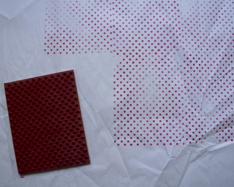 originelle-geschenkverpackung-basteln-weihnachten-anleitung-papier-weiss-stempel-punkte-rot-kreativ
