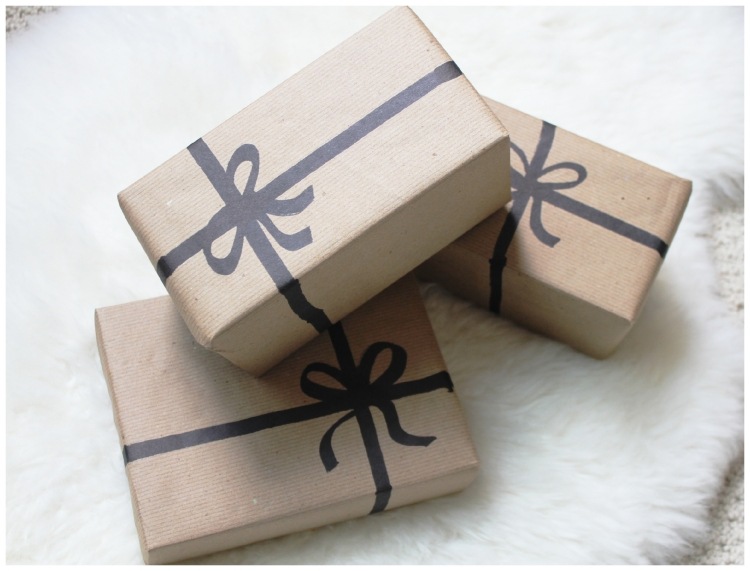 originelle-geschenkverpackung-basteln-weihnachten-braunpapier-band-schleife-malen-zeichnen-schwarz