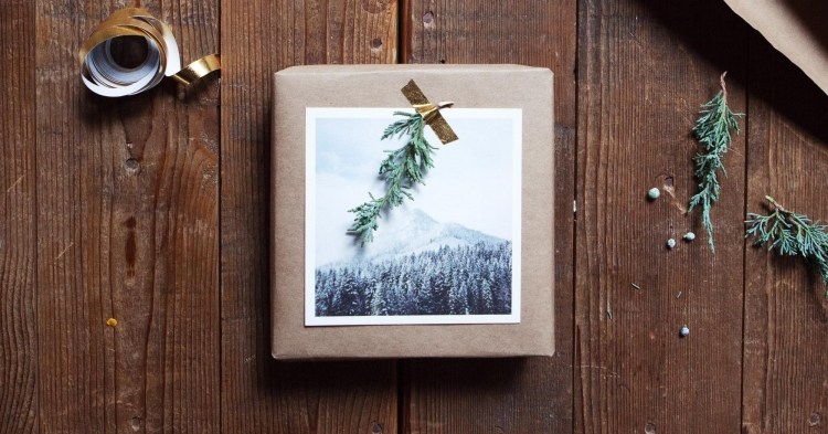originelle-geschenkverpackung-basteln-weihnachten-braunpapier-foto-gold-band-deko-einfach