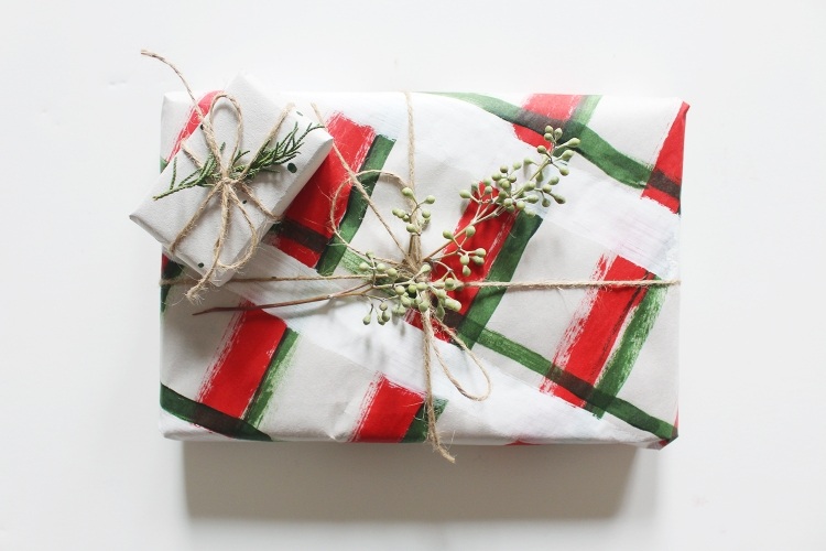 originelle-geschenkverpackung-basteln-weihnachten-geschenkpapier-weiss-rot-gruen-farbe-schnur