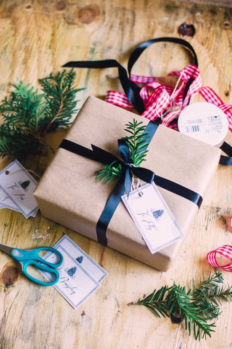 originelle-geschenkverpackung-basteln-weihnachten-simple-einfach-band-tannenzweige-braunpapier