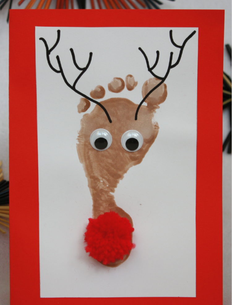 rentier basteln weihnachtskarte idee fussabdruck kinder rot bommel malen