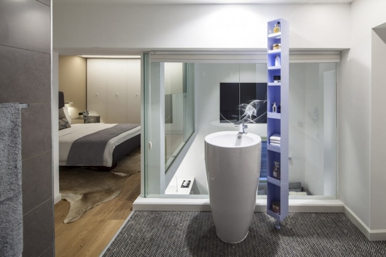 schlafzimmer-bad-hinter-glas-loft-wohnung-waschkonsole-modern