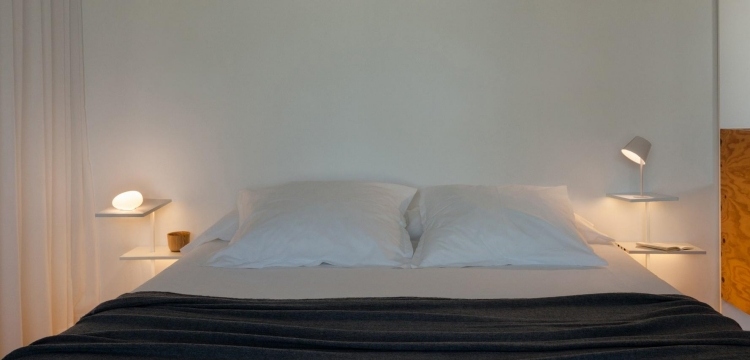 schlafzimmer-beleuchtung-minimalistisch-bett-weiss-leuchte-nachttische