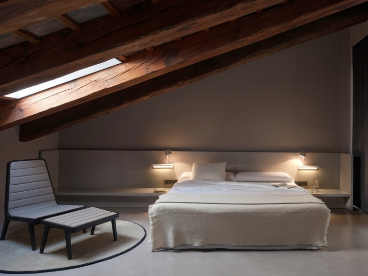 schlafzimmer-beleuchtung-minimalistisch-dachfenster-holztraeger-satteldach