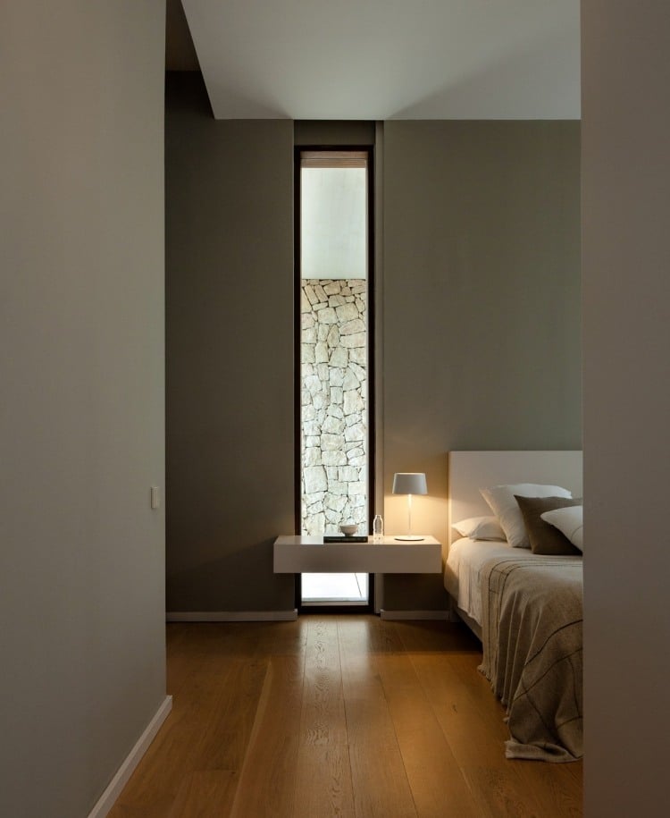 schlafzimmer-beleuchtung-minimalistisch-leuchte-lampe-weiss-nachttisch
