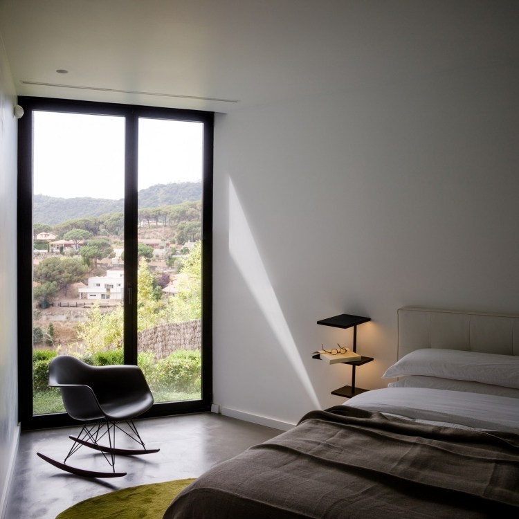 schlafzimmer-beleuchtung-minimalistisch-nachttisch-schwarz-leuchte-funktional