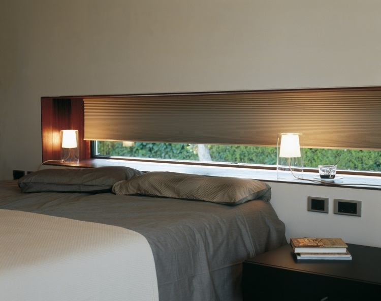 schlafzimmer-beleuchtung-minimalistisch-tischlampe-glas-lampenschirm-vase