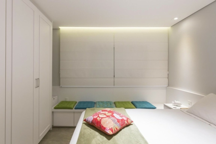 Schlafzimmer Einrichtung in Weiß jalousien beleuchtung indirekt sitzbank