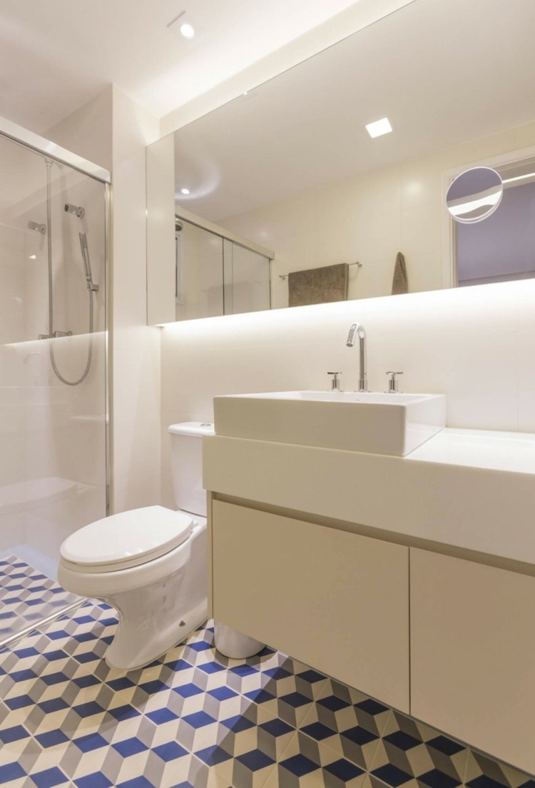 schlafzimmer einrichtung in weiß waschkonsole badezimmer dusche glas