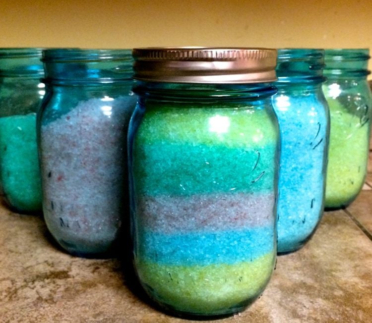 selber machen badesalz regenbogen lebensmittelfarbe streifen einweckglas