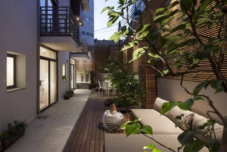 Sichtschutz aus Holz -garten-modern-stadt-wohnung-lounge-outdoor-sitzmoebel-pflanzen