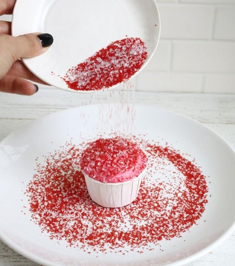 Silvester Cupakes -dekorieren-erdbeer-bestreuen-zuckerstreusel-muffin-rot