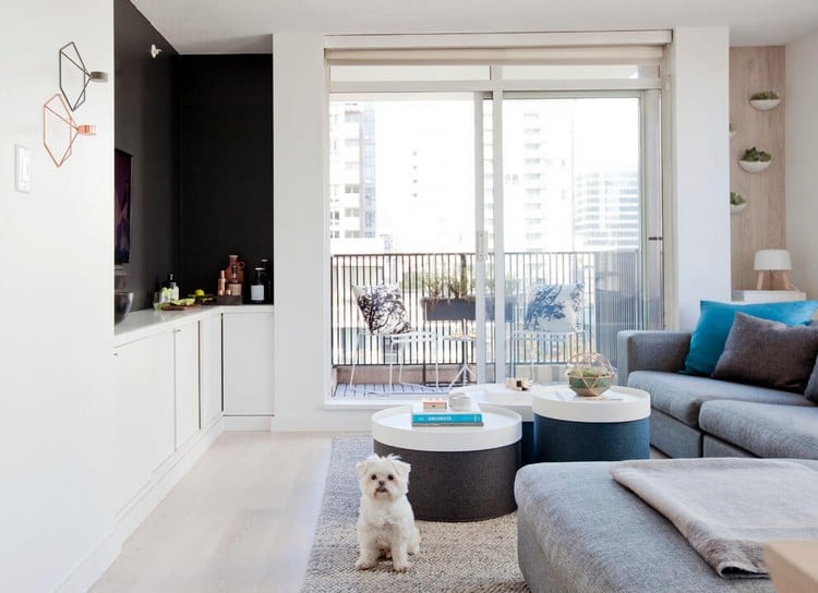 Skandinavisch einrichten wohnzimmer-heller-holzboden-graues-sofa-schwarze-wandfarbe-nische