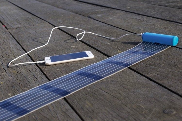 kompaktes Solar Ladegerät iphone-handy-akku-ausgerollt