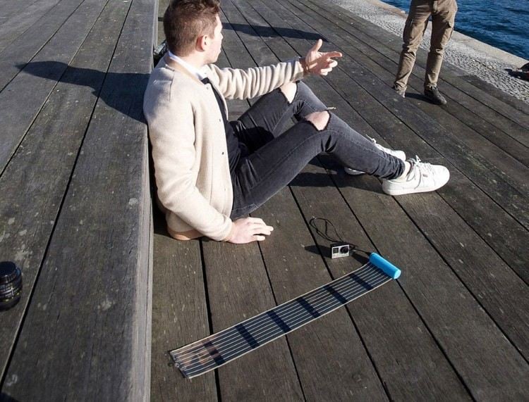 solar-ladegerat-kompakt-aufrollbar-sonne-sitzen