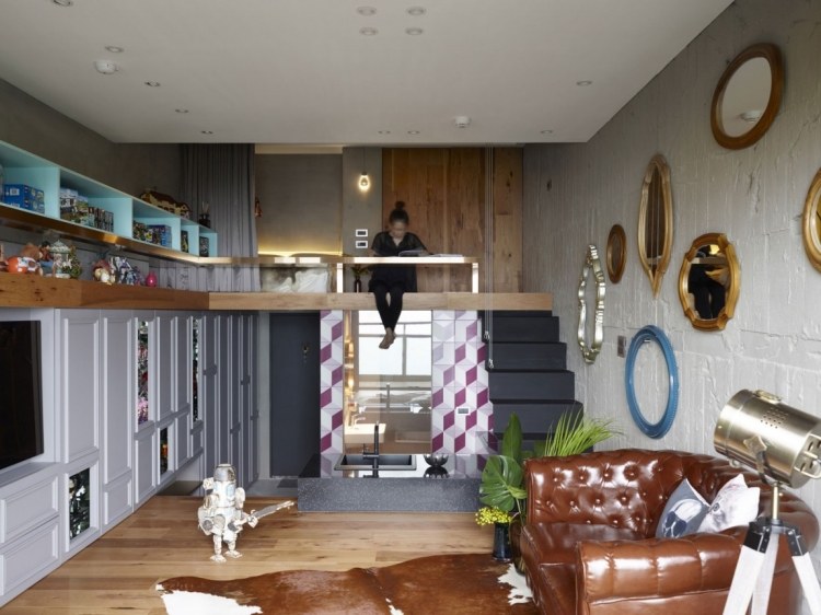 Im Stilmix wohnen -einrichtung-einzimmerwohnung-wohnraum-stufen-chesterfield-sofa-braun-leder-beton-grau