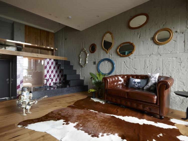 Im Stilmix wohnen -einrichtung-einzimmerwohnung-шохнъиммер-betonwand-rau-fellteppich-chesterfield-sofa-braun