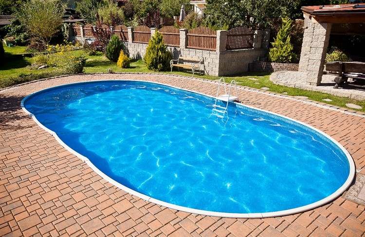 Swimmingpool im eigenen Garten oval-terrasse-klinkersteine