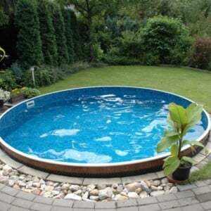 Swimmingpool im eigenen Garten