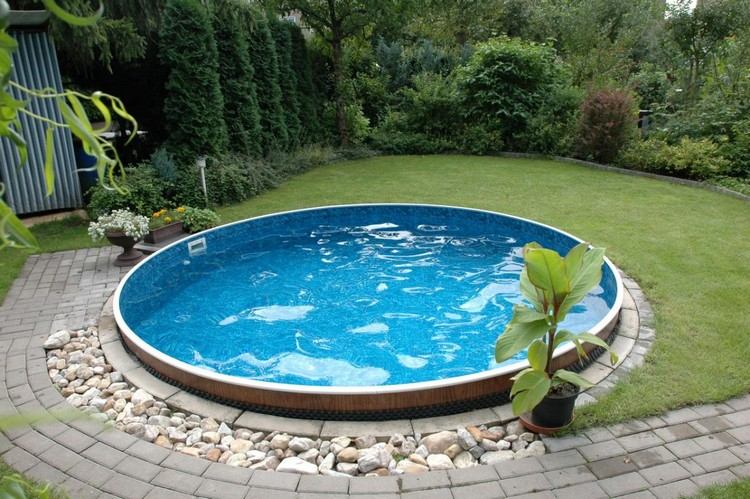 Swimmingpool im eigenen Garten rund-eingegraben-pflasterklinker-steine