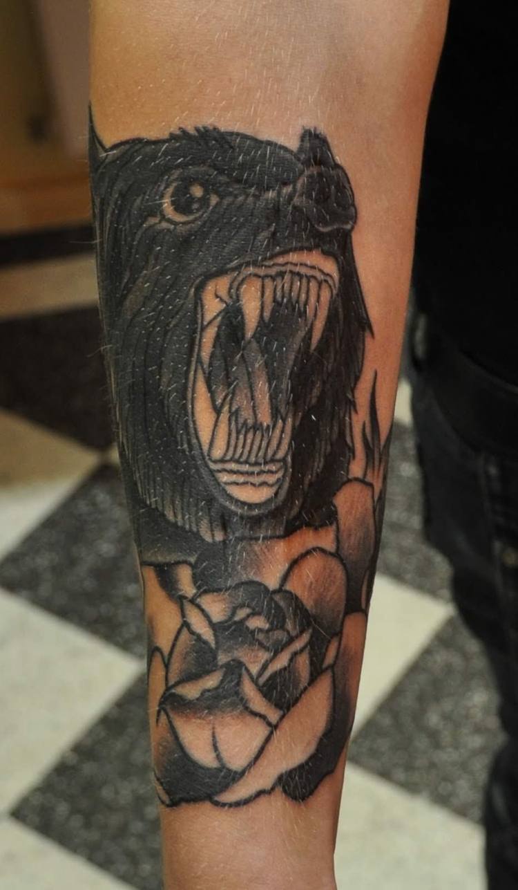tattoo wolf Unterarm half sleeve schwarz blume