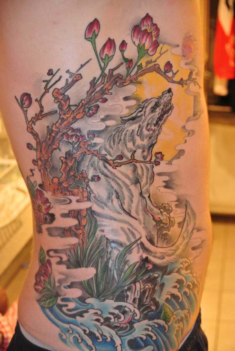 tattoo wolf japanisch stil blueten baeume bunt design idee