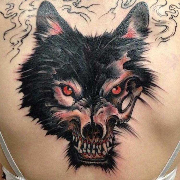 tattoo wolfskopf schaedel originell schwarz rot akzente schwarz zaehne