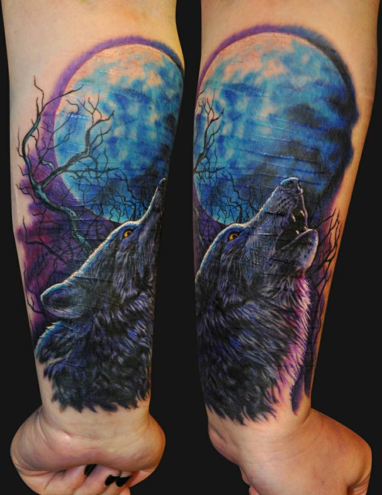 tattoo wolf unterarm vollmond blau lila nuancen heulen baum wolfskopf