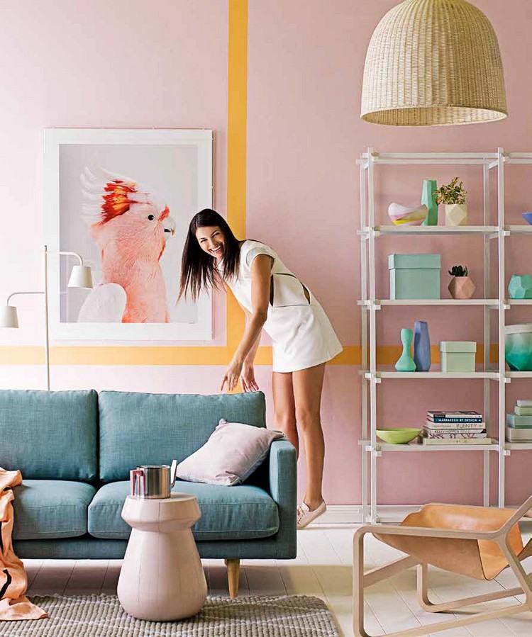 trendfarben-2016-wohnen-pastellrosa-wandfarbe-weisser-holzboden-gruenes-sofa