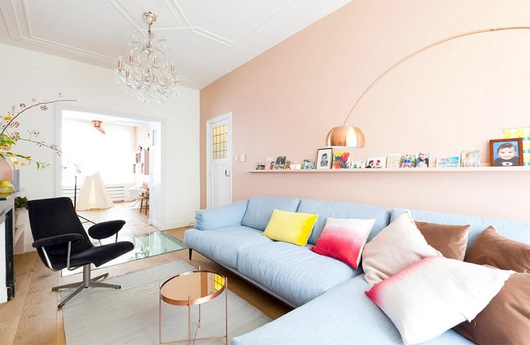 trendfarben-2016-wohnzimmer-rose-wandfarbe-pastellblaues-sofa