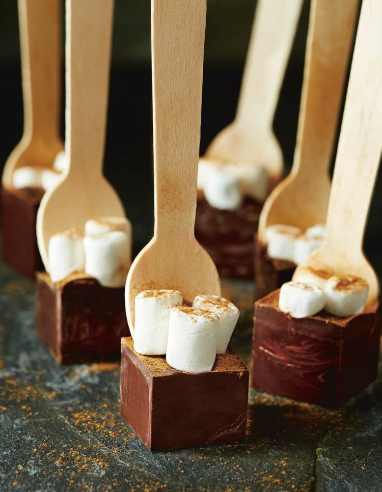 trinkschokolade selber machen loeffel holz marshmallows zimt