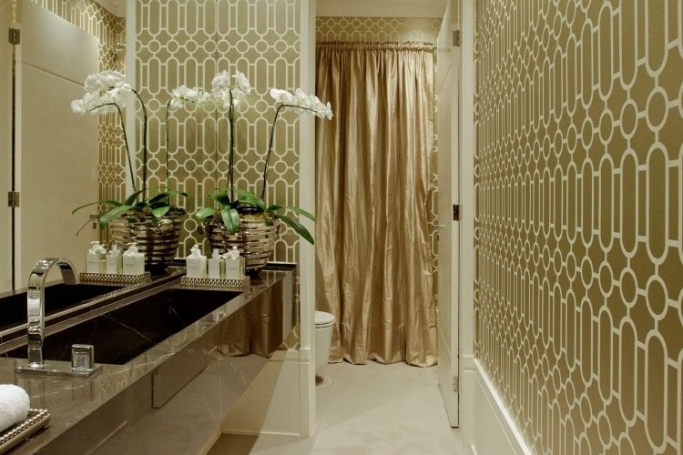 vintage-tapeten-modern-interieur-badezimmer-luxus-gold-spiegel-ornamente