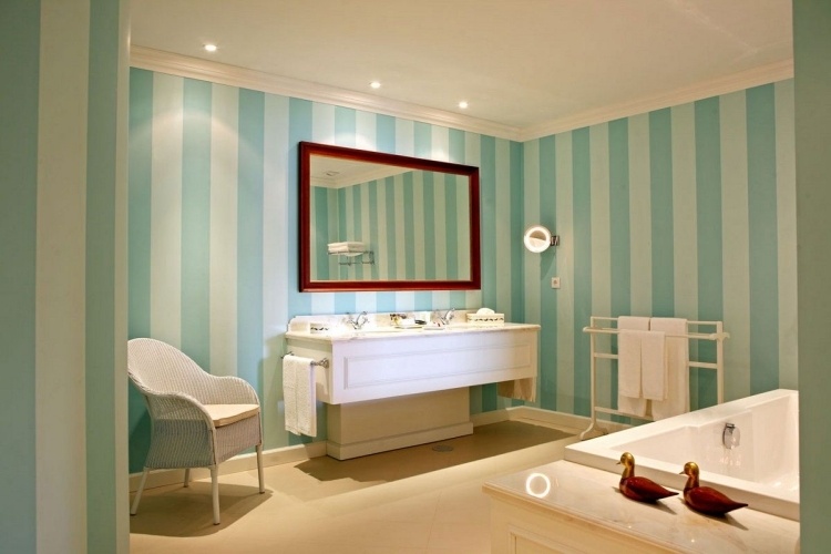vintage-tapeten-modern-interieur-badezimmer-tuerkis-streifen-badewanne-weiss-rechteckig